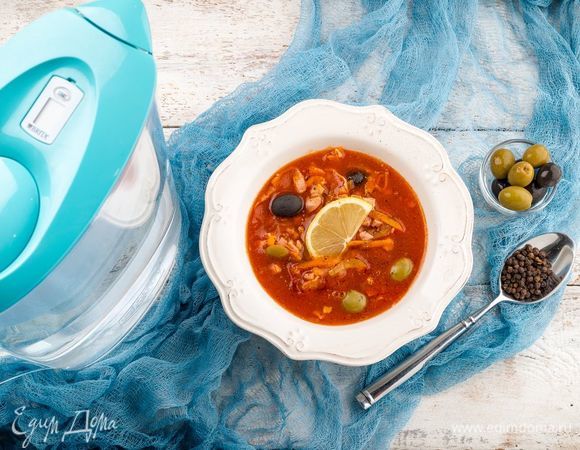 Если необходимо, посолите бульон. Подавайте ароматную домашнюю солянку горячей. Приятного аппетита!