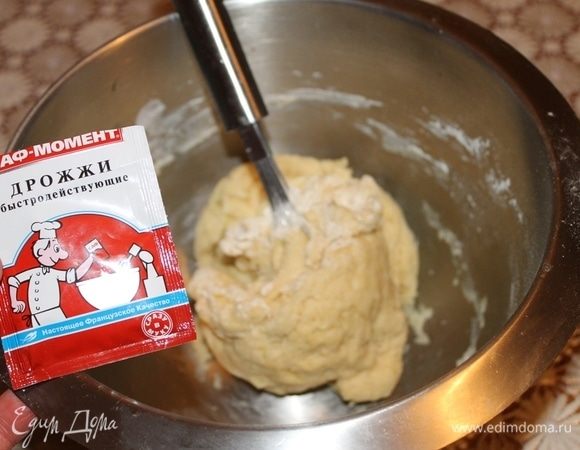 Из указанных продуктов замесите тесто. Я готовила половину нормы.
В муку добавьте дрожжи и перемешайте. Остальные ингредиенты соедините в чаше для замеса теста, влейте теплую воду и растопленное сливочное масло. Постепенно добавьте  муку, соберите тесто в ком.



