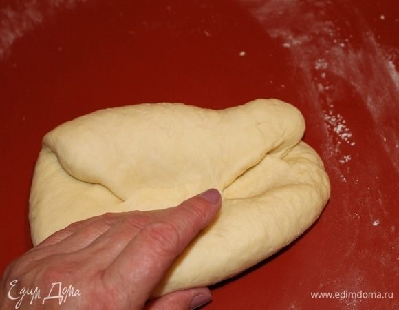 Чтобы тесто было эластичным и податливым, его необходимо месить руками на столе. На это вам потребуется около 10 минут.