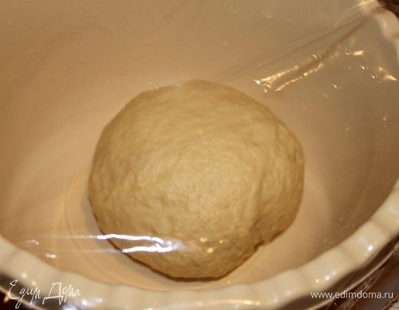 Готовое тесто положите в миску, накройте пленкой и поставьте в теплом месте для подъема на 1 час.