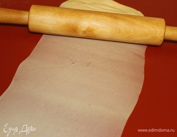 Каждый кусочек теста надо раскатать в длинную ленту настолько тонко, насколько вы сможете это сделать. От этого зависит результат готовых булочек. Желательно, чтобы тесто стало прозрачным и при этом не имело разрывов.