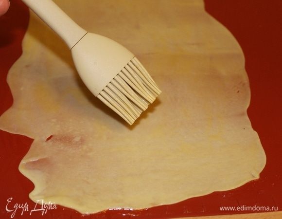 Теперь с помощью кулинарной кисти или руками смажьте ленту мягким сливочным маслом.