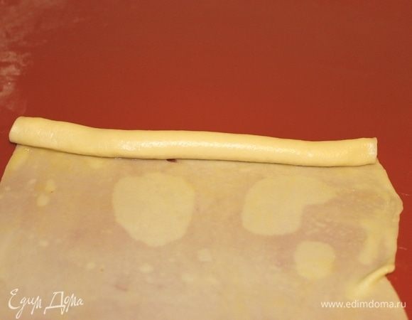 Сверните из ленты плотный рулет.