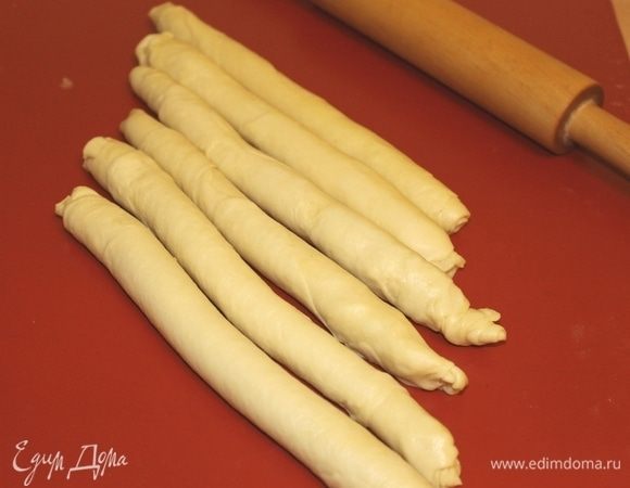 И так поступите с остальными подготовленными кусочками теста.