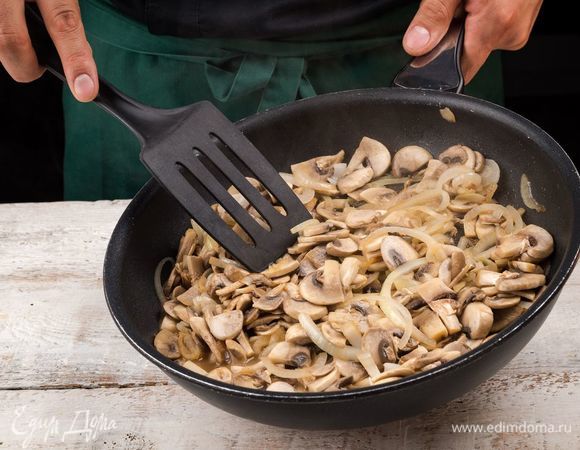 Грибы и вторую луковицу очистите и нарежьте. Обжарьте на оливковом масле до готовности.