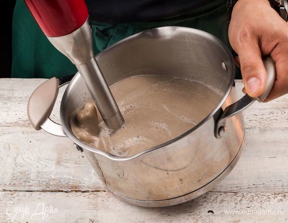 Часть готового бульона отлейте в отдельную емкость. В основную часть бульона в кастрюле поместите грибы с луком и измельчите до однородной массы.