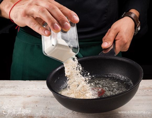 Тем временем растопите в сковороде сливочное масло, добавьте постепенно муку и обжарьте, помешивая.<br />
В кастрюлю влейте оставшийся бульон, добавьте обжаренную на масле муку, все хорошо перемешайте, поставьте кастрюлю на огонь и доведите до кипения.