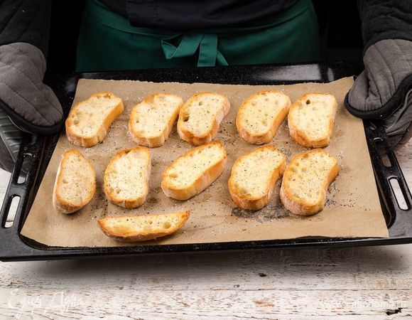 Пока суп готовится, нарежьте хлеб, сбрызните его оливковым маслом и подсушите в духовке до золотистого цвета.