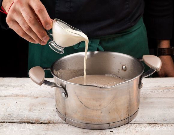 Влейте в суп сливки, доведите до кипения и снимите с огня.