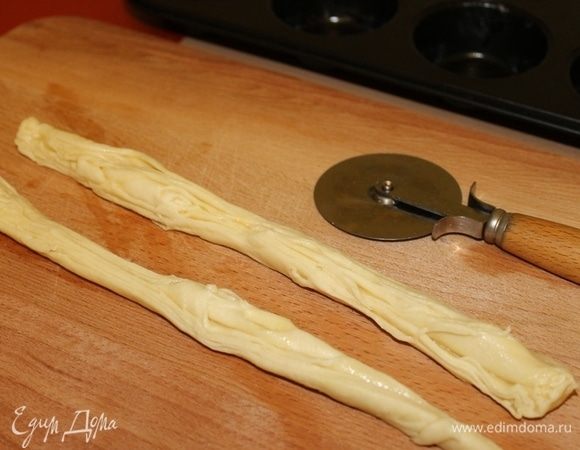 Следующим шагом будет формирование краффинов.
Разрежьте рулеты вдоль острым ножом, старайтесь не слепить слои между собой .