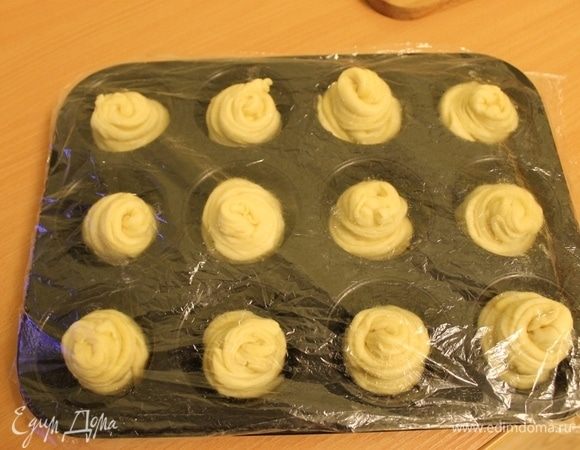 Разложите краффины в смазанную маслом форму для выпечки маффинов, накройте пленкой и оставьте на 40 минут для подъема.
