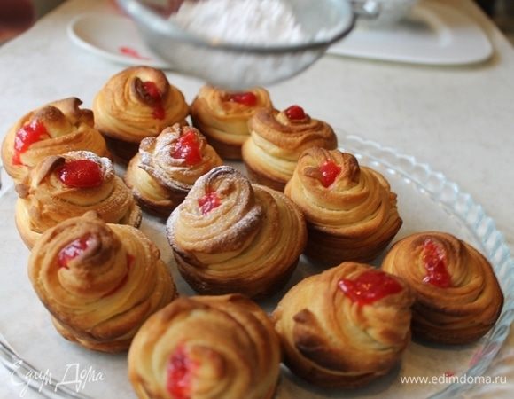 Сверху украсьте сахарной пудрой.