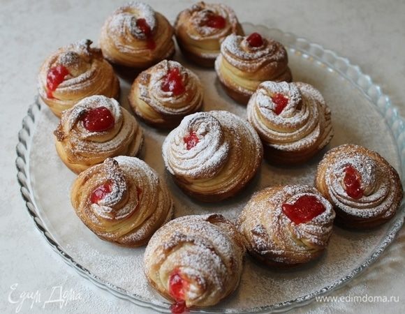 И можно наслаждаться. Из половины указанного количества продуктов получается 12 воздушных внутри и хрустящих снаружи краффинов.