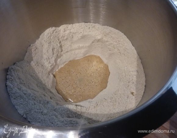 В теплой воде растворить мед и дрожжи. В муке сделать лунку, влить дрожжевую водичку, с краев лунки вмешать чуть муки, накрыть и отставить на минут 10-15 для активации. 