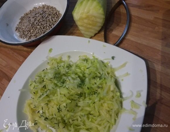 Натереть на крупной терке кабачок. Семечек для теста понадобится 75 грамм и дополнительно для обсыпки. С тимьяна снять листики. 