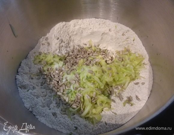 К муке с дрожжами добавить натертый кабачок, соль, семечки, тимьян. Тимьяна можно добавить и побольше, если веточки сравнительно маленькие. Поступайте по своему вкусу. 