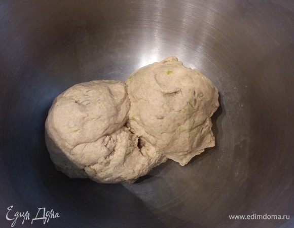 Вымешать тесто. Сначала у вас будет крошка, но за 15 минут замеса из кабачков выделится достаточно жидкости для довольно упругого теста, которое полностью отходит от стенок чаши и не липнет к рукам. Накрыть пленкой и поместить в теплое место на 1,5 часа на расстойку. 