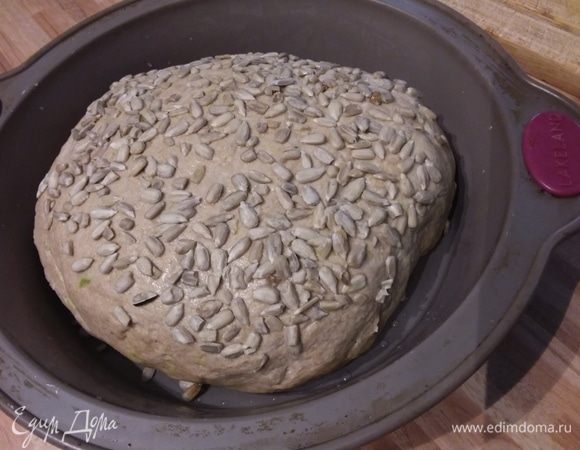 Сформировать бухоночки, выложить в формы для выпечки, смазать буханочки водой и посыпать семечками. Накрыть еще раз пленкой и оставить в теплом месте на 0,5 часа на отдых. 