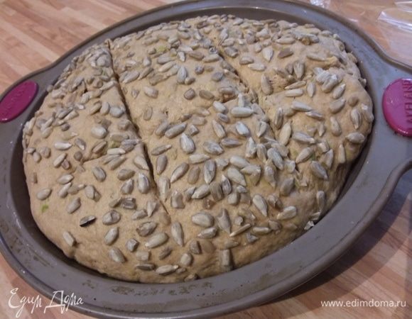 Острым хлебным ножом сделать разрезы, выпекать в заранее разогретой до 225°С духовке 10 минут с паром, затем снизить температуру до 175°С и выпекать еще 25-30 минут. Зависит от духовки. 