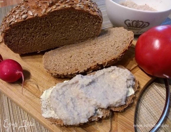 Готовый хлеб остудить на решетке. Хлеб вышел мягкий и нежный, но в тоже время в нем есть что пожевать. Как я люблю! :) 
Это мой бутерброд с форшмаком. 