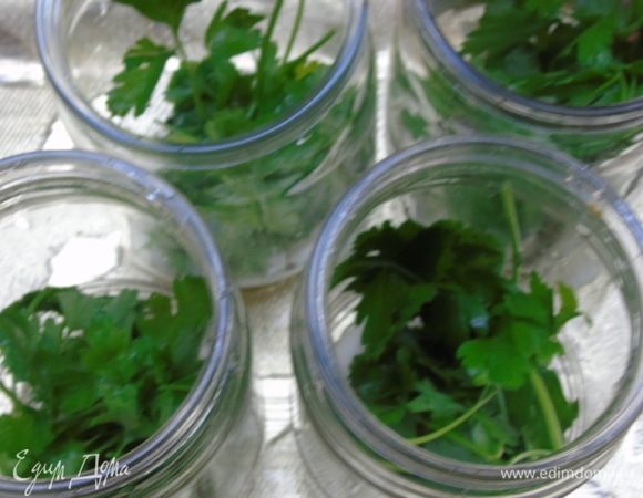 Вымытую петрушку положите поверх специй.