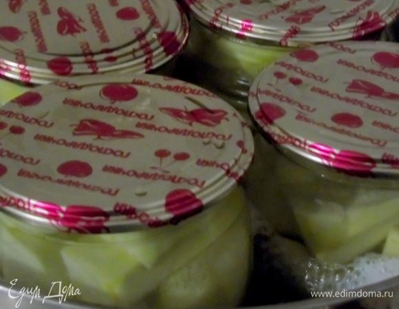 Насыпьте в банку сахар и соль из расчета на 1 поллитровую банку 1/2 ст. л. соли, 1/2 ст. л. сахара и 10 мл уксуса, ну, и, соответственно, на литровую: 1 ст. л. сахара, 1 ст. л. соли и 20 мл уксуса. Залейте в банку кипяток. Положите на дно кастрюли полотенце, поставьте на него банки, залейте горячей водой до плечиков и стерилизуйте 10 минут (поллитровая) и 15 минут (литровая) с момента закипания.