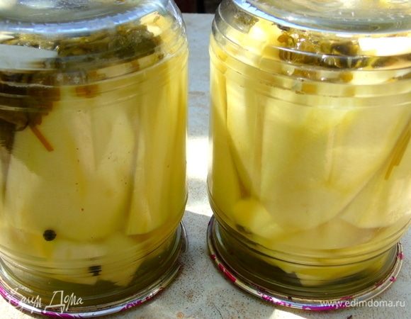 Закатайте и переверните вниз крышками. Оставьте до остывания. 