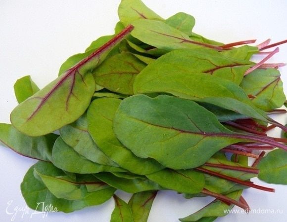 Листья мангольда хорошенько промыть под проточной водой и просушить. Выложить в плоское блюдо.