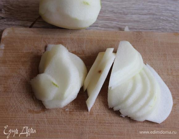 Грушу порезать тоненькими ломтиками, выложить на листья мангольда.