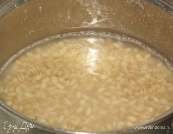 Перловку отварить до готовности. Добавить к мангольду и груше, перемешать.