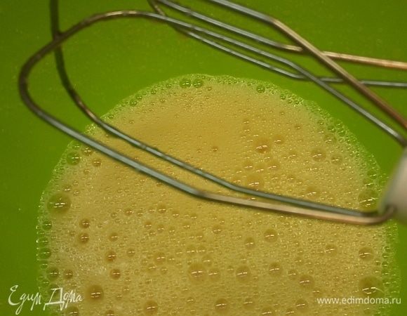 В миске смешать яйца, сахар и лимонный сок. Хорошо взбить миксером.