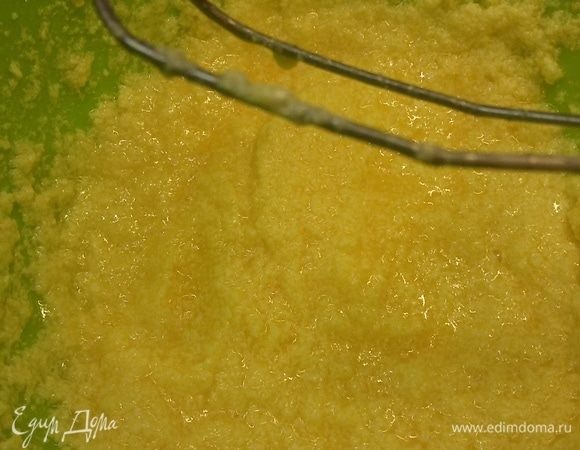 Добавить размягченное сливочное масло. Взбить миксером на маленьких оборотах. Добавить сметану и все еще раз хорошо взбить.