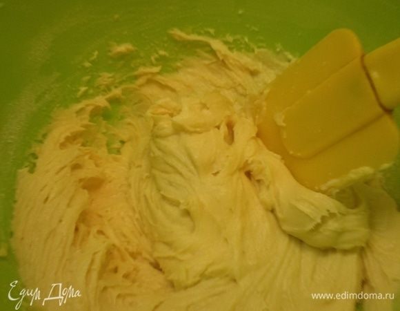 В отдельной миске смешать муку, разрыхлитель и соль. К маслянистой массе добавлять порциями. Смешать до однородности.