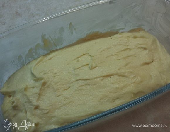 Духовку разогреть до 180 °С. Форму для выпечки смазать маслом. Выложить тесто и выпекать 20 минут. Затем уменьшить температуру до 160 °С. И выпекать еще 35 минут.