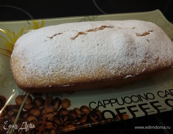 Достать из духовки. Часто проколоть верх зубочистокой. Для пропитки немного подогреть лимонный сок и растворить в нем сахар. Полить сверху кекс и оставить на 30 минут в форме. Затем его вынуть и оставить остывать окончательно на решетке. Посыпать сахарной пудрой и приступать к чаепитию.