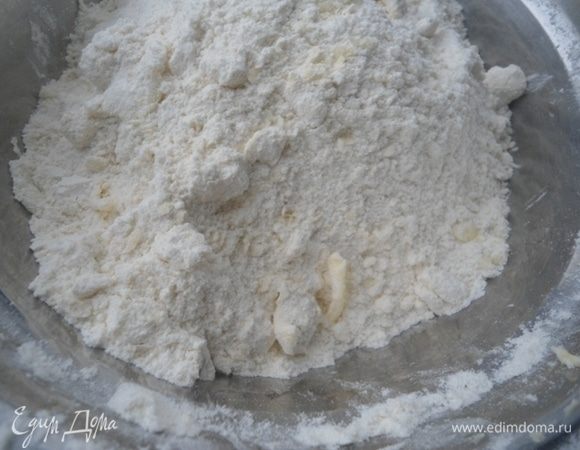 Холодное сливочное масло нарезать кубиками и соединить с мучной смесью, я порубила ножом, можно воспользоваться специальным резаком.