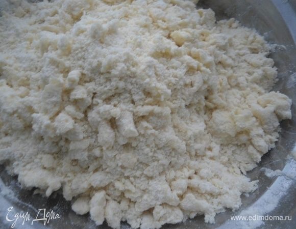 Вбить яйцо и пальцами растереть все в среднюю крошку.