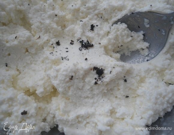 Приготовим начинку. Творог вместе с молоком и сахаром пробить блендером. Если у вас пастообразный творог, молоко не добавляйте. Из стручка ванили выскрести ножом семена и добавить к творогу. Размешать.