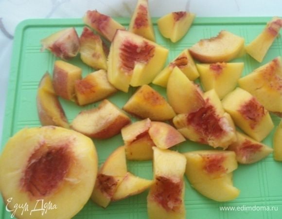 Персики очистить от косточек и нарезать кусочками.