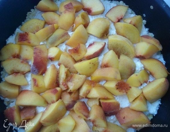 В форму, куда мы насыпали часть теста-крошки, выложить творожную начинку, сверху распределить персики. Когда закончится сезон, можно попробовать этот пирог с консервированными персиками.