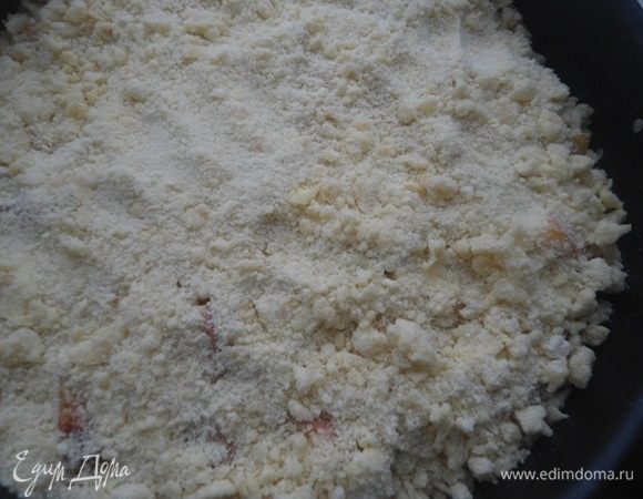 Сверху засыпать вторую часть теста-крошки.