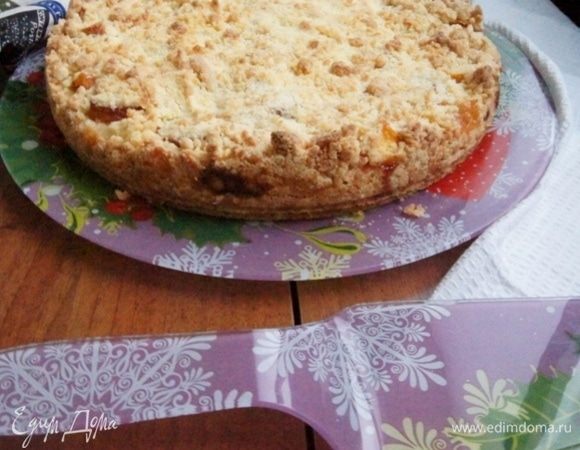 Выпекать в разогретой до 180°С духовке 30 минут. Должна получиться золотистая корочка, а по кухне поплыть персиково-ванильный аромат! Пирог следует остудить в форме около 2 часов, тогда он без труда выйдет из формы и его легко будет нарезать.