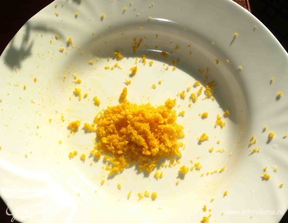 Апельсин тщательно моем. Снимаем с апельсина цедру. Яйца: отделить желтки от белков.