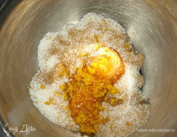 Яичные желтки соединяем с сахаром и цедрой лимона.