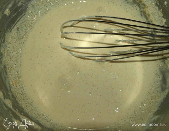 Взбиваем желтки с сахаром и цедрой в пышный крем. Взбиваем на паровой бани. Когда снимаем миску со смесью с паровой бани, то продолжаем взбивать, пока миска не остынет.