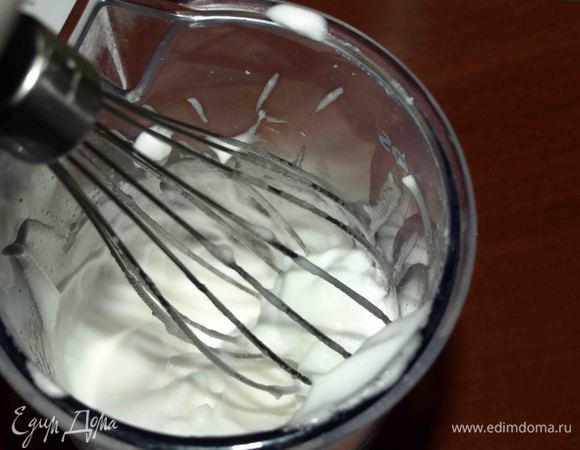 Яичные белки взбить в крепкую пену.