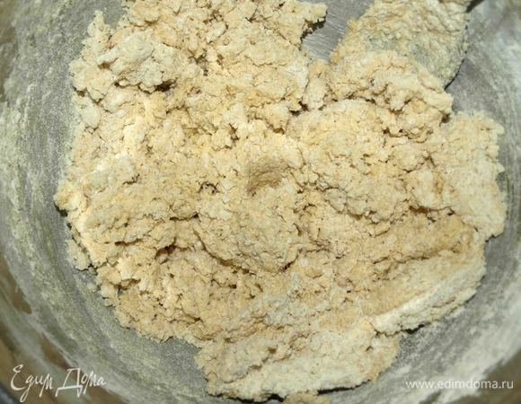 Соединяем муку и яичную смесь. Замешиваем тесто большой ложкой или лопаткой от центра к краю, снизу вверх.