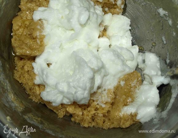 Когда масло вмешали в тесто, добавляем взбитые белки. Тоже аккуратно вмешиваем в тесто.