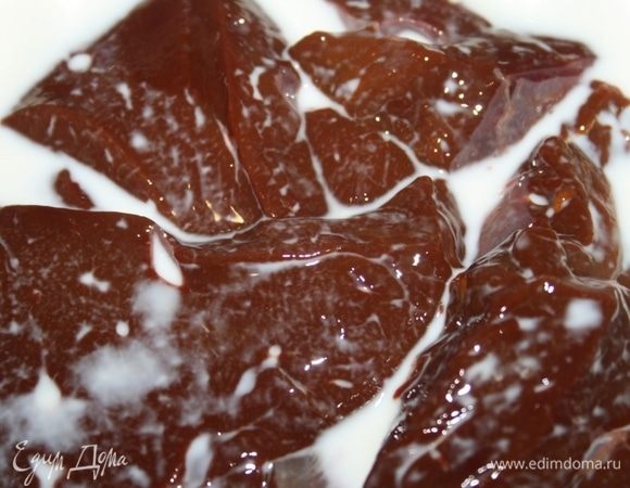 Печень зачистить от пленок, нарезать пластинами по 1,5 см. Залить молоком, оставить на час.