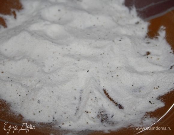 Рисовую муку смешать с солью и перцем.